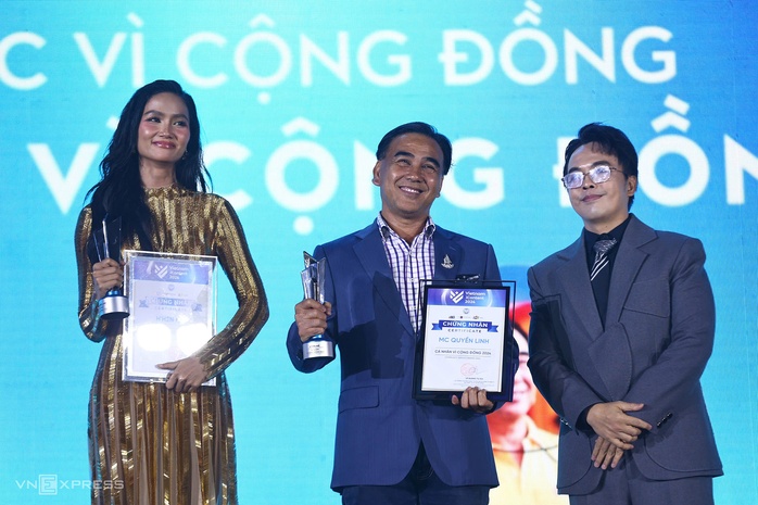 MC Quyền Linh nhận giải về sáng tạo số, Khoai Lang Thang giành “cú đúp”- Ảnh 1. MC Quyền Linh nhận giải về sáng tạo số, Khoai Lang Thang giành “cú đúp”- Ảnh 1.