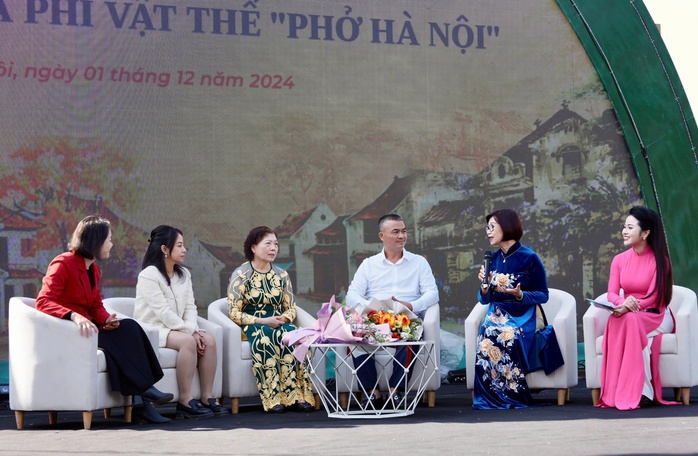 Háo hức trải nghiệm "Phở số Hà thành" do robot thông minh phục vụ- Ảnh 6. Háo hức trải nghiệm "Phở số Hà thành" do robot thông minh phục vụ- Ảnh 6.