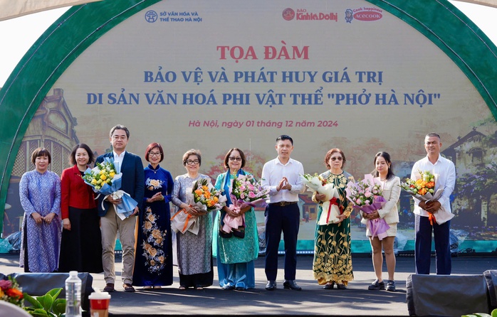 Háo hức trải nghiệm "Phở số Hà thành" do robot thông minh phục vụ- Ảnh 5. Háo hức trải nghiệm "Phở số Hà thành" do robot thông minh phục vụ- Ảnh 5.