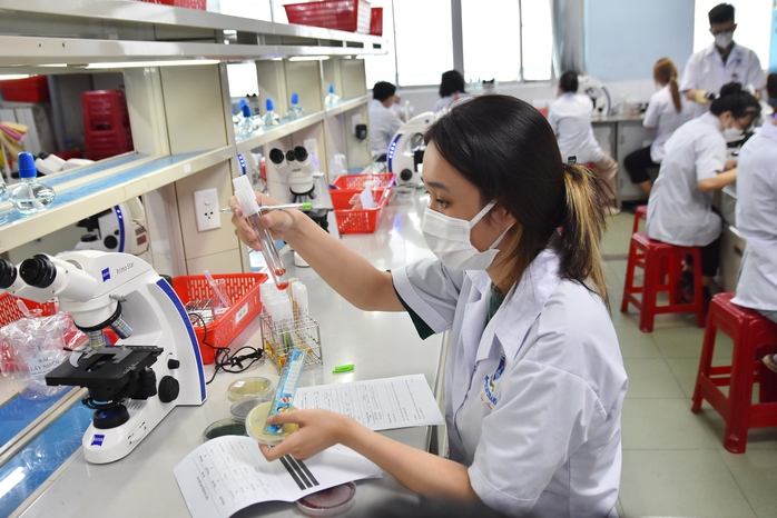 Thay đổi quy định điểm sàn khi xét tuyển đại học ngành y dược, sư phạm- Ảnh 1. Thay đổi quy định điểm sàn khi xét tuyển đại học ngành y dược, sư phạm- Ảnh 1.