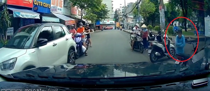 Cộng đồng mạng đang chia sẻ clip bé trai lịch sự sau va chạm giao thông- Ảnh 1. Cộng đồng mạng đang chia sẻ clip bé trai lịch sự sau va chạm giao thông- Ảnh 1.