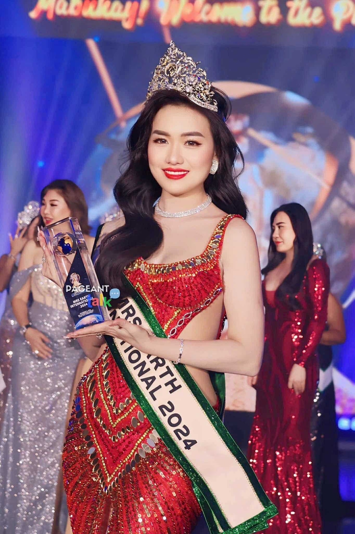 Vũ Thị Hoa đăng quang Mrs Earth International 2024- Ảnh 1. Vũ Thị Hoa đăng quang Mrs Earth International 2024- Ảnh 1.