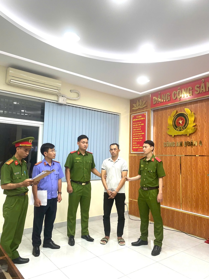 Bắt khẩn cấp kẻ đánh tới tấp phụ nữ do va chạm giao thông ở quận 4, TP HCM- Ảnh 1. Bắt khẩn cấp kẻ đánh tới tấp phụ nữ do va chạm giao thông ở quận 4, TP HCM- Ảnh 1.