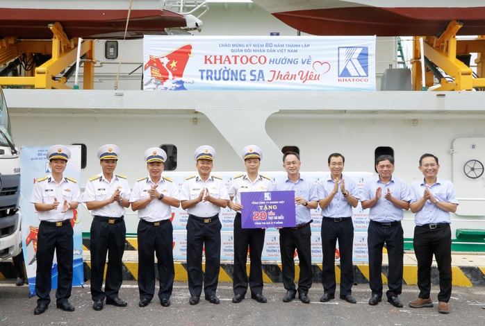 Khatoco tặng quân và dân Trường Sa 20 tấn thịt đà điểu - Ảnh 2. Khatoco tặng quân và dân Trường Sa 20 tấn thịt đà điểu - Ảnh 2.