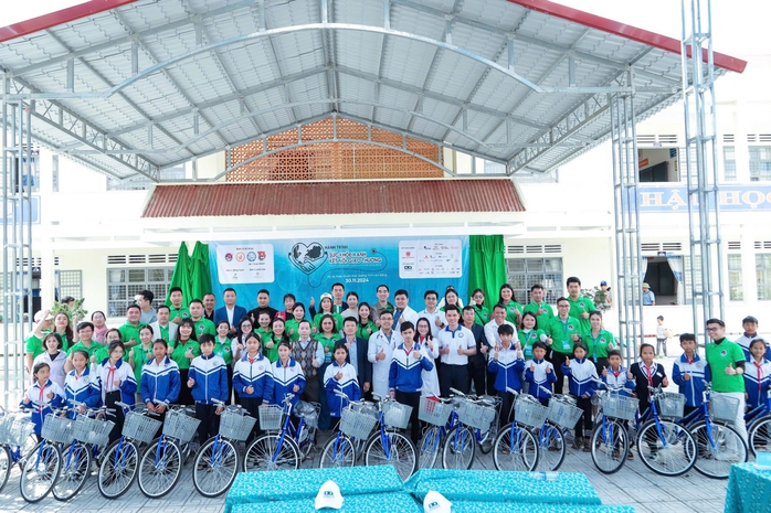 Tặng xe đạp, hỗ trợ học sinh khó khăn ở Lâm Đồng- Ảnh 1. Tặng xe đạp, hỗ trợ học sinh khó khăn ở Lâm Đồng- Ảnh 1.