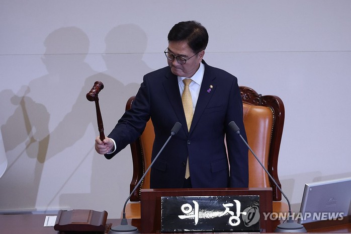Quốc hội Hàn Quốc thông qua nghị quyết kêu gọi bắt giữ Tổng thống Yoon Suk-yeol- Ảnh 1. Quốc hội Hàn Quốc thông qua nghị quyết kêu gọi bắt giữ Tổng thống Yoon Suk-yeol- Ảnh 1.