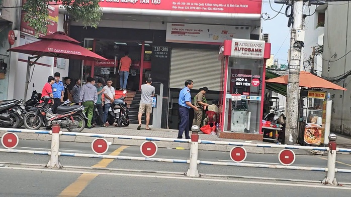 Tội danh mà người đập trụ ATM ngân hàng phải đối diện- Ảnh 1. Tội danh mà người đập trụ ATM ngân hàng phải đối diện- Ảnh 1.