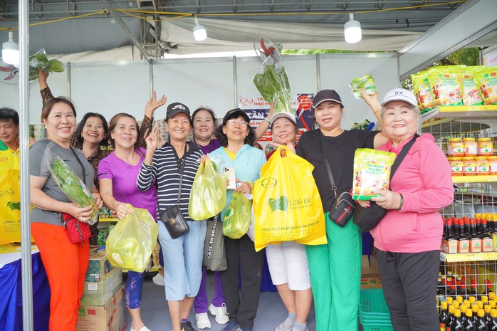 Rau xanh, trứng gà "cháy hàng" trong ngày đầu TP HCM tổ chức bán hàng Tết lưu động- Ảnh 6.