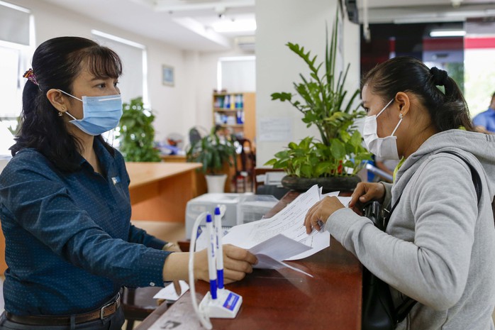 Người dân làm thủ tục tại BHXH TP HCMẢnh: HOÀNG TRIỀU Người dân làm thủ tục tại BHXH TP HCMẢnh: HOÀNG TRIỀU