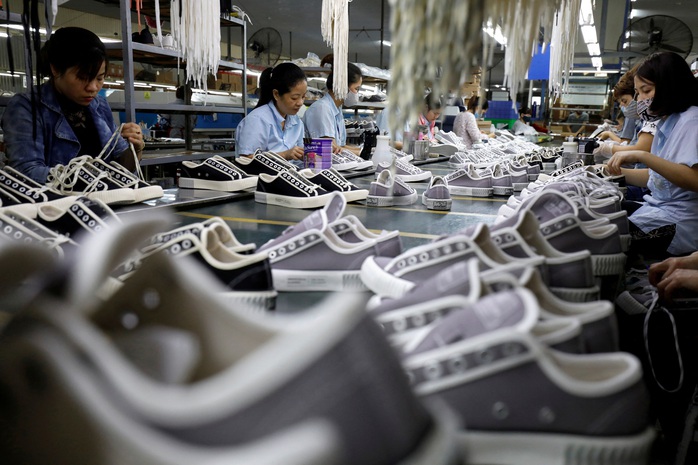 Công nhân làm việc tại một nhà máy sản xuất giày xuất khẩu ở Hà NộiẢnh: Reuters Công nhân làm việc tại một nhà máy sản xuất giày xuất khẩu ở Hà NộiẢnh: Reuters