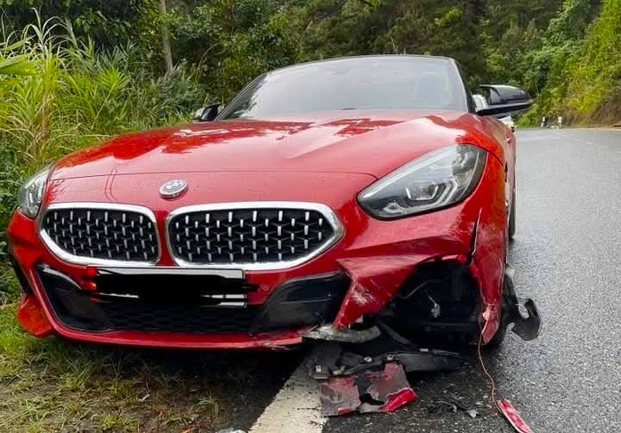 CLIP: Xe BMW mui trần vượt ẩu trên đèo làm 2 người bị thương- Ảnh 1. CLIP: Xe BMW mui trần vượt ẩu trên đèo làm 2 người bị thương- Ảnh 1.