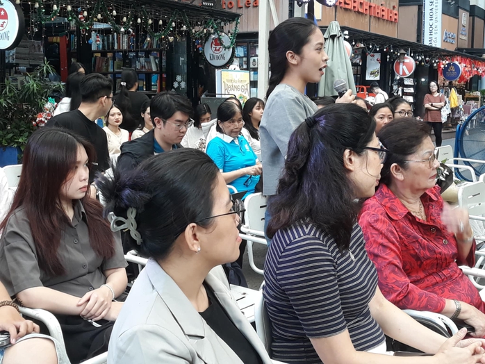 Giao lưu cùng tác giả "Nhà văn và chữ tình gởi lại"- Ảnh 6. Giao lưu cùng tác giả "Nhà văn và chữ tình gởi lại"- Ảnh 6.