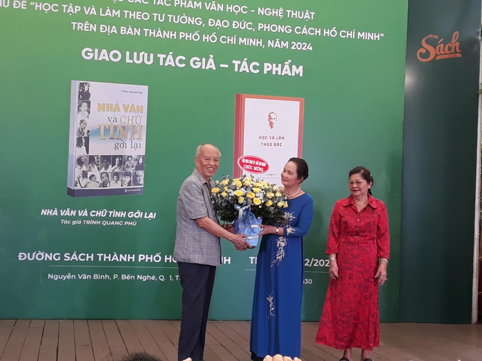 Giao lưu cùng tác giả "Nhà văn và chữ tình gởi lại"- Ảnh 2. Giao lưu cùng tác giả "Nhà văn và chữ tình gởi lại"- Ảnh 2.