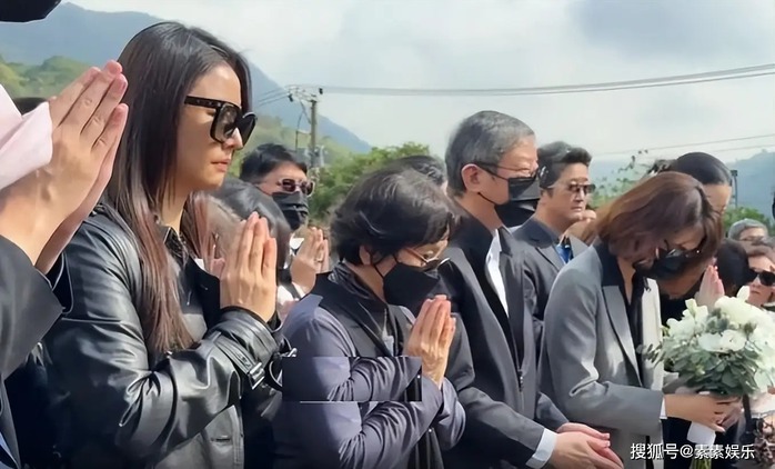 "Hạ Tử Vy" đến tiễn biệt nữ văn sĩ Quỳnh Dao!- Ảnh 4. "Hạ Tử Vy" đến tiễn biệt nữ văn sĩ Quỳnh Dao!- Ảnh 4.