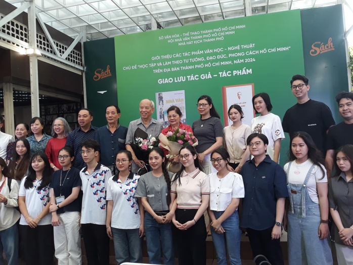Giao lưu cùng tác giả "Nhà văn và chữ tình gởi lại"- Ảnh 8. Giao lưu cùng tác giả "Nhà văn và chữ tình gởi lại"- Ảnh 8.