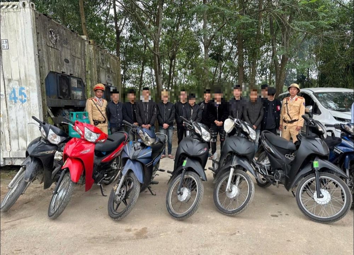 Nhóm thanh thiếu niên điều khiển xe máy gây náo loạn đường phố khi đi đón bạn ra tù- Ảnh 2. Nhóm thanh thiếu niên điều khiển xe máy gây náo loạn đường phố khi đi đón bạn ra tù- Ảnh 2.
