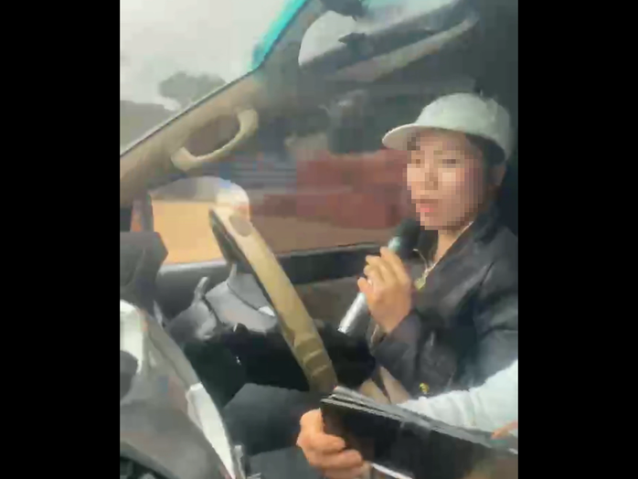 Công an làm việc với người phụ nữ vừa lái xe vừa cầm mic hát karaoke- Ảnh 1. Công an làm việc với người phụ nữ vừa lái xe vừa cầm mic hát karaoke- Ảnh 1.