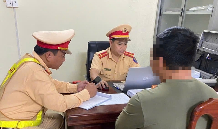 Nhiều tài xế đến Phòng CSGT nhận mình vi phạm luật giao thông- Ảnh 1. Nhiều tài xế đến Phòng CSGT nhận mình vi phạm luật giao thông- Ảnh 1.