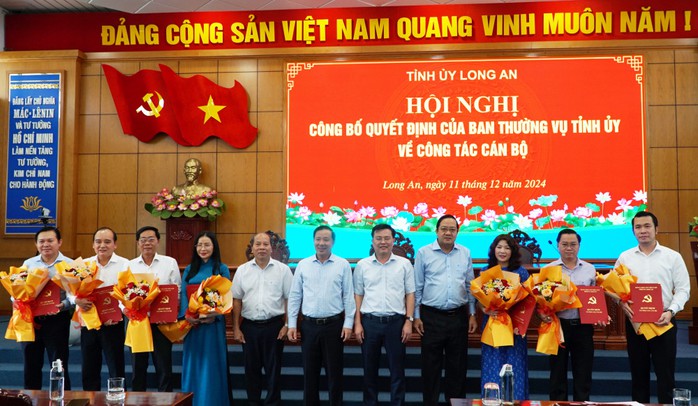 Long An luân chuyển, điều động nhiều cán bộ- Ảnh 1. Long An luân chuyển, điều động nhiều cán bộ- Ảnh 1.