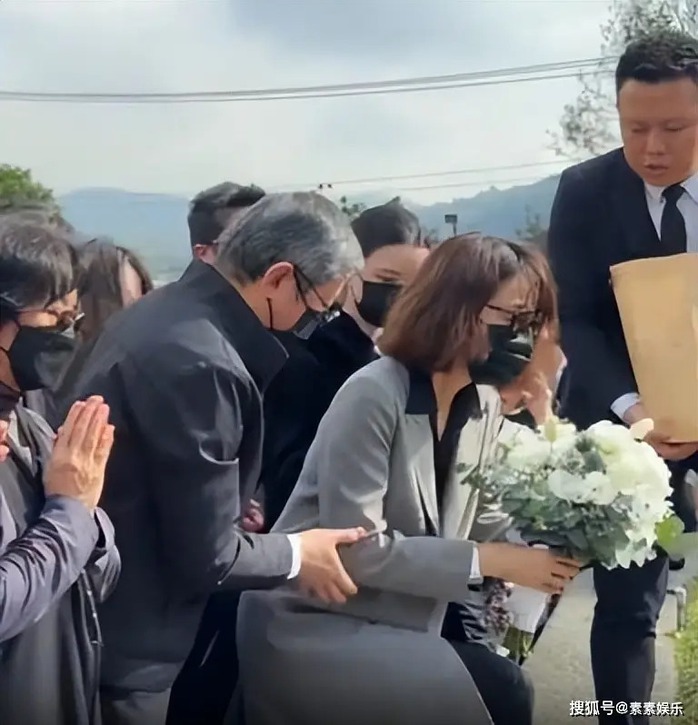 "Hạ Tử Vy" đến tiễn biệt nữ văn sĩ Quỳnh Dao!- Ảnh 9. "Hạ Tử Vy" đến tiễn biệt nữ văn sĩ Quỳnh Dao!- Ảnh 9.