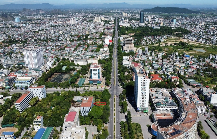 Cưỡng chế dự án trường tư thục quốc tế "chết yểu" trên khu "đất vàng" bỏ hoang 10 năm- Ảnh 4. Cưỡng chế dự án trường tư thục quốc tế "chết yểu" trên khu "đất vàng" bỏ hoang 10 năm- Ảnh 4.