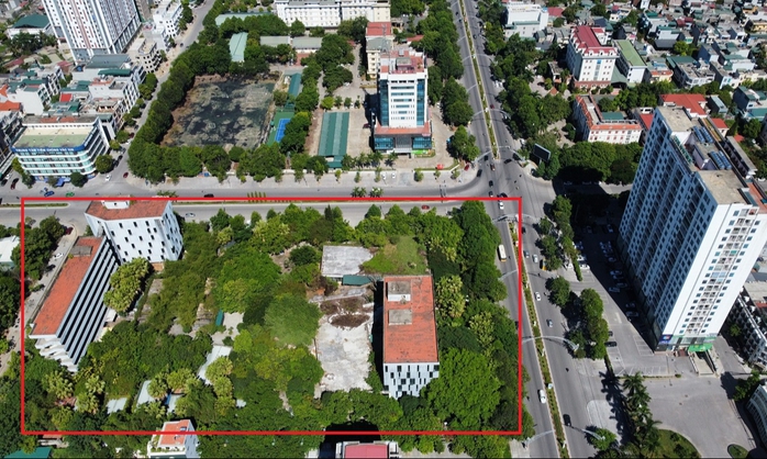 Cưỡng chế dự án trường tư thục quốc tế "chết yểu" trên khu "đất vàng" bỏ hoang 10 năm- Ảnh 1. Cưỡng chế dự án trường tư thục quốc tế "chết yểu" trên khu "đất vàng" bỏ hoang 10 năm- Ảnh 1.
