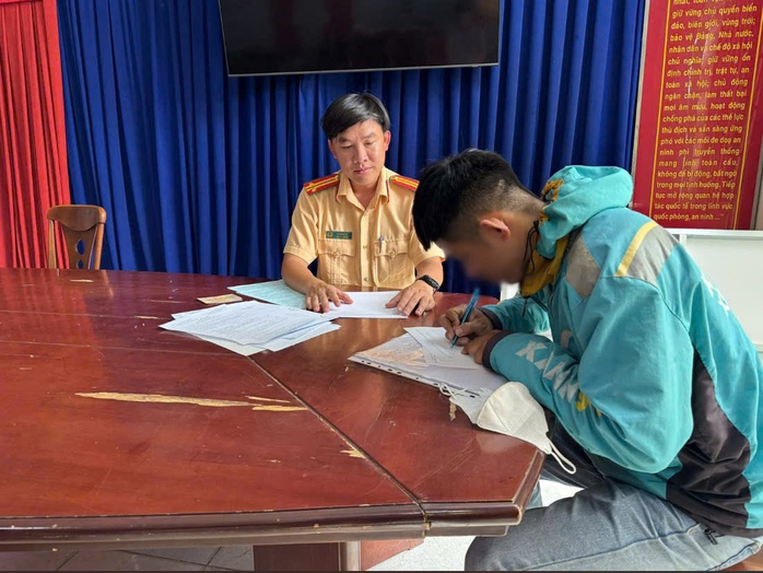 Đẩy giúp ô tô, nam xe ôm công nghệ bị phạt- Ảnh 2. Đẩy giúp ô tô, nam xe ôm công nghệ bị phạt- Ảnh 2.