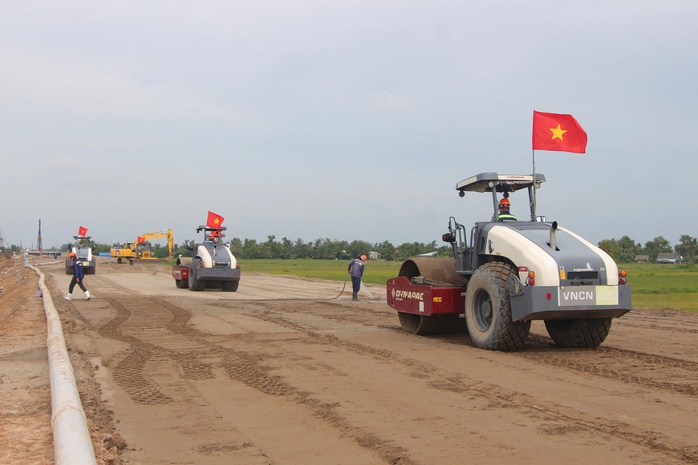 CLIP: Khẩn trương trên công trường cao tốc Cần Thơ – Cà Mau- Ảnh 6. CLIP: Khẩn trương trên công trường cao tốc Cần Thơ – Cà Mau- Ảnh 6.