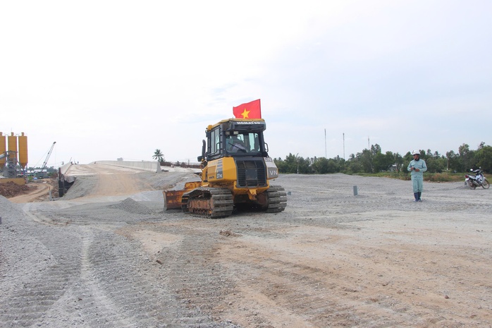 CLIP: Khẩn trương trên công trường cao tốc Cần Thơ – Cà Mau- Ảnh 8. CLIP: Khẩn trương trên công trường cao tốc Cần Thơ – Cà Mau- Ảnh 8.