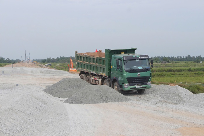 CLIP: Khẩn trương trên công trường cao tốc Cần Thơ – Cà Mau- Ảnh 9. CLIP: Khẩn trương trên công trường cao tốc Cần Thơ – Cà Mau- Ảnh 9.