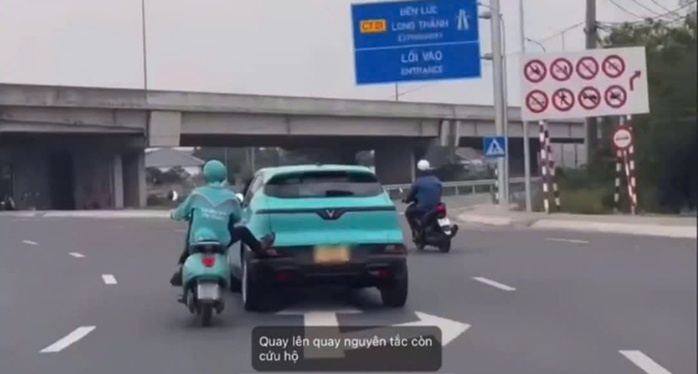 Đẩy giúp ô tô, nam xe ôm công nghệ bị phạt- Ảnh 1. Đẩy giúp ô tô, nam xe ôm công nghệ bị phạt- Ảnh 1.