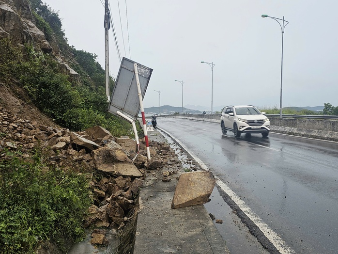 Sạt lở, đá rơi xuống đèo từ Nha Trang đi sân bay Cam Ranh- Ảnh 1. Sạt lở, đá rơi xuống đèo từ Nha Trang đi sân bay Cam Ranh- Ảnh 1.