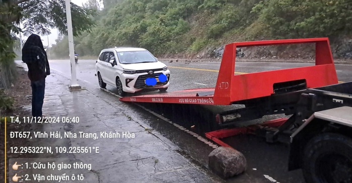 Sạt lở, đá rơi xuống đèo từ Nha Trang đi sân bay Cam Ranh- Ảnh 3. Sạt lở, đá rơi xuống đèo từ Nha Trang đi sân bay Cam Ranh- Ảnh 3.