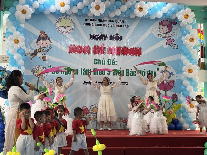 Trẻ mầm non đọc thơ, kể chuyện về Bác Hồ ở ngày hội "Hoa bé ngoan"- Ảnh 4. Trẻ mầm non đọc thơ, kể chuyện về Bác Hồ ở ngày hội "Hoa bé ngoan"- Ảnh 4.
