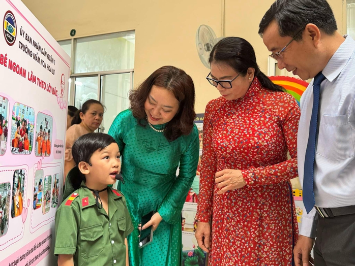 Trẻ mầm non đọc thơ, kể chuyện về Bác Hồ ở ngày hội "Hoa bé ngoan"- Ảnh 2. Trẻ mầm non đọc thơ, kể chuyện về Bác Hồ ở ngày hội "Hoa bé ngoan"- Ảnh 2.