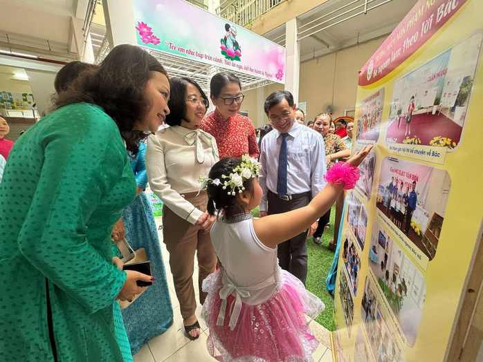 Trẻ mầm non đọc thơ, kể chuyện về Bác Hồ ở ngày hội "Hoa bé ngoan"- Ảnh 1. Trẻ mầm non đọc thơ, kể chuyện về Bác Hồ ở ngày hội "Hoa bé ngoan"- Ảnh 1.