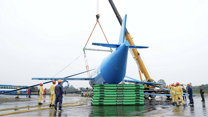 Lần đầu tiên Việt Nam diễn tập chữa cháy, di dời máy bay gặp nạn- Ảnh 4. Lần đầu tiên Việt Nam diễn tập chữa cháy, di dời máy bay gặp nạn- Ảnh 4.