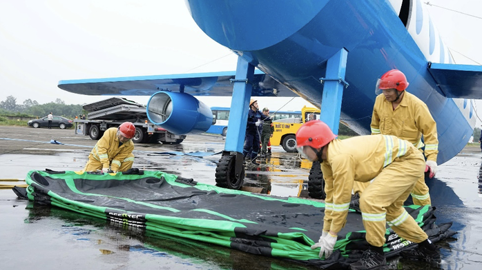 Lần đầu tiên Việt Nam diễn tập chữa cháy, di dời máy bay gặp nạn- Ảnh 2. Lần đầu tiên Việt Nam diễn tập chữa cháy, di dời máy bay gặp nạn- Ảnh 2.