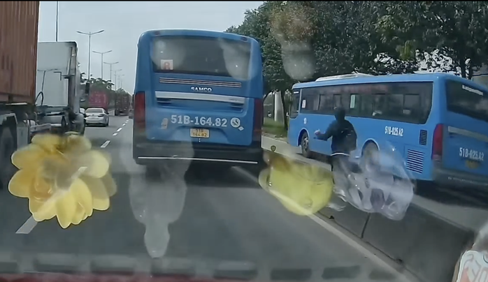 Xe buýt tại TP HCM lại gây xôn xao cộng đồng mạng- Ảnh 1. Xe buýt tại TP HCM lại gây xôn xao cộng đồng mạng- Ảnh 1.