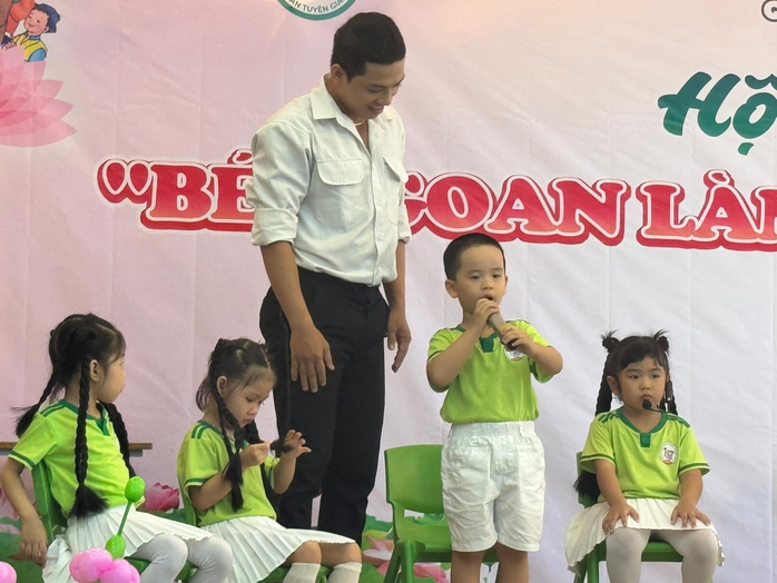 Trẻ mầm non đọc thơ, kể chuyện về Bác Hồ ở ngày hội "Hoa bé ngoan"- Ảnh 5. Trẻ mầm non đọc thơ, kể chuyện về Bác Hồ ở ngày hội "Hoa bé ngoan"- Ảnh 5.