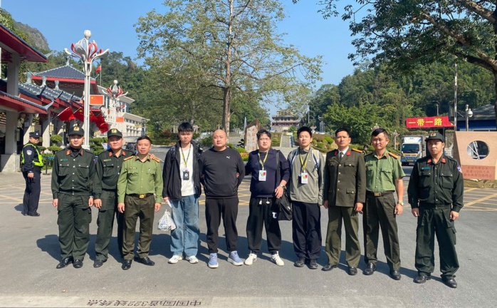 Chân tướng 5 người nước ngoài trên chiếc ô tô lưu thông qua địa bàn tỉnh Bình Định- Ảnh 1. Chân tướng 5 người nước ngoài trên chiếc ô tô lưu thông qua địa bàn tỉnh Bình Định- Ảnh 1.
