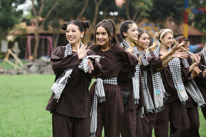 Người đẹp Tây xinh xắn với đồ bà ba, đeo khăn rằn hóa thôn nữ miền Tây- Ảnh 1. Người đẹp Tây xinh xắn với đồ bà ba, đeo khăn rằn hóa thôn nữ miền Tây- Ảnh 1.