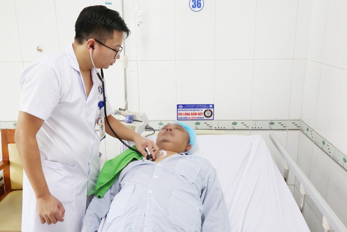 Trèo thang thay bóng điện, người đàn ông ngã nguy kịch- Ảnh 1. Trèo thang thay bóng điện, người đàn ông ngã nguy kịch- Ảnh 1.