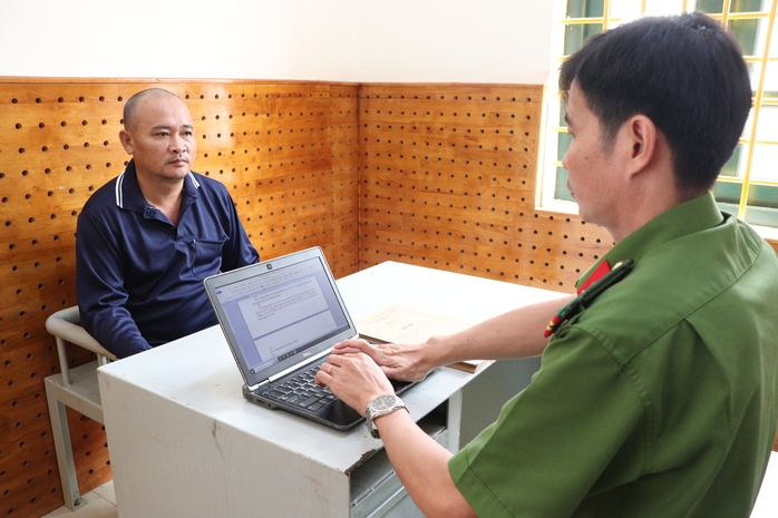 CLIP: Bắt tạm giam kẻ trói, dán miệng 1 phụ nữ để cướp vàng- Ảnh 1. CLIP: Bắt tạm giam kẻ trói, dán miệng 1 phụ nữ để cướp vàng- Ảnh 1.