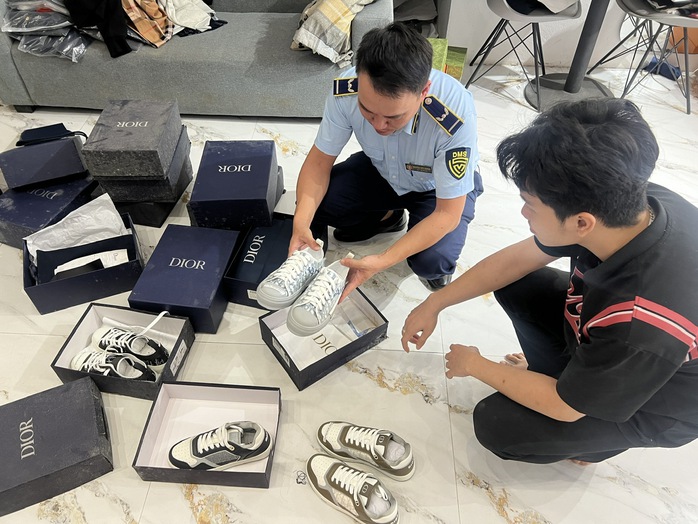 Phát hiện hơn 45 ngàn vụ bán hàng giả, nhiều kho hàng sát biên giới- Ảnh 1. Phát hiện hơn 45 ngàn vụ bán hàng giả, nhiều kho hàng sát biên giới- Ảnh 1.