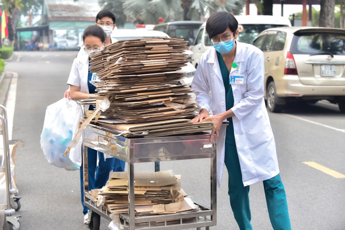 Bác sĩ, nhân viên y tế cùng nhau thu gom phế liệu tái chế- Ảnh 2. Bác sĩ, nhân viên y tế cùng nhau thu gom phế liệu tái chế- Ảnh 2.