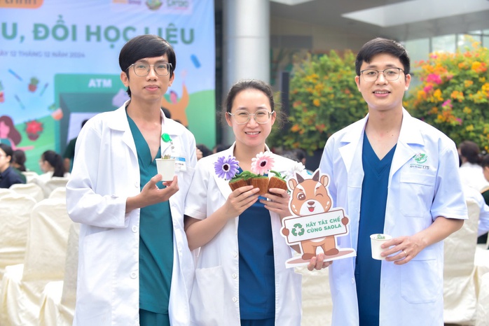 Bác sĩ, nhân viên y tế cùng nhau thu gom phế liệu tái chế- Ảnh 4. Bác sĩ, nhân viên y tế cùng nhau thu gom phế liệu tái chế- Ảnh 4.
