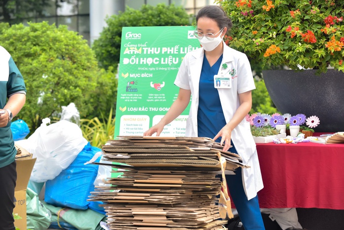 Bác sĩ, nhân viên y tế cùng nhau thu gom phế liệu tái chế- Ảnh 3. Bác sĩ, nhân viên y tế cùng nhau thu gom phế liệu tái chế- Ảnh 3.