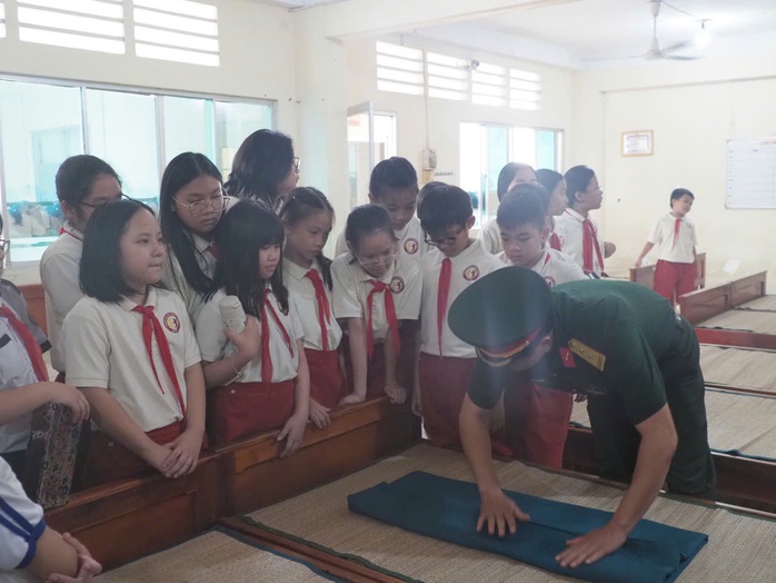 Trẻ mầm non đọc thơ, kể chuyện về Bác Hồ ở ngày hội "Hoa bé ngoan"- Ảnh 6. Trẻ mầm non đọc thơ, kể chuyện về Bác Hồ ở ngày hội "Hoa bé ngoan"- Ảnh 6.