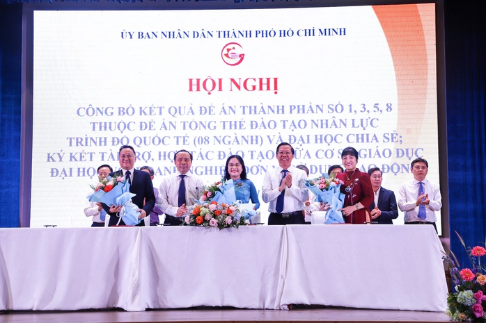 CEO Lưu Thị Thanh Mẫu (áo dài đỏ) đại diện Phúc Khang ký MOU với PGS.TS Ngô Thị Phương Lan (áo dài xanh) - Hiệu trưởng Trường ĐH Khoa Học Xã Hội và Nhân Văn trước sự chứng kiến của đại diện lãnh đạo TP HCM và ĐHQG TP HCM CEO Lưu Thị Thanh Mẫu (áo dài đỏ) đại diện Phúc Khang ký MOU với PGS.TS Ngô Thị Phương Lan (áo dài xanh) - Hiệu trưởng Trường ĐH Khoa Học Xã Hội và Nhân Văn trước sự chứng kiến của đại diện lãnh đạo TP HCM và ĐHQG TP HCM